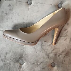 Women size 10M 4 inch heel